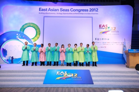 ‘동아시아 해양회의 장관포럼’에 참가한 각국 장관들이 두루마기를 입고 기념촬영을 하고 있다.