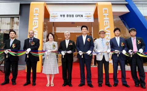 한국지엠은 본사가 위치한 인천시 부평구 청천동에 쉐보레 브랜드의 13번째 대형 허브 대리점을 개소했다고 밝혔다. 사진은 이날 행사에 참석한 한국지엠 세르지오 호샤(Sergio Rocha) 사장(사진 왼쪽 네번째) 및 송영길 인천광역시장(사진 왼쪽 다섯번째), 권기연 SS오토 대표이사 (사진 오른쪽 두번째)등 많은 인사들이 참석해 대리점 오픈식을 기념하고 테이프 컷팅을 하고있는 모습.