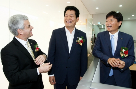 세르지오 사장 "송영길 시장님, 은퇴후 한국지엠에서 명예 영업사원 어떠세요?" 한국지엠은 본사가 위치한 인천시 부평구 청천동에 쉐보레 브랜드의 13번째 대형 허브 대리점을 개소했다고 밝혔다. 사진은 이날 행사에 참석한 송영길 인천광역시장(사진 가운데)이 한국지엠 세르지오 호샤(Sergio Rocha) 사장(사진 왼쪽)에게 지역발전을 위해 한국지엠 차량 130대 이상 소개해 판매로 이어졌다고 말하며 환하게 웃고있는 모습.