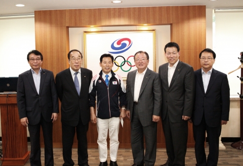 (좌로부터) 허성우 KDB대우증권 전무, 박용성 대한체육회 회장, 박종길 태릉선수촌장, 강만수 KDB금융그룹 회장, 김기범 KDB대우증권 사장, 구동현 KDB금융지주 부사장