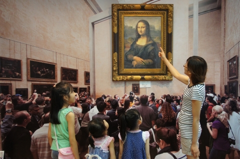 구미문화예술회관 제1전시실&#039;세계유명미술관 수학여행전&#039;에 입장한 관람객들이 초대형으로 제작된 루브르박물관 내부에서  모나리자쟉품을 관람하고있다