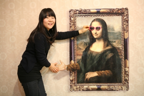 구미문화예술회관 제2전시실&#039;트릭포토미술관 인살파와 놀자展&#039;에서 관람객이 모나리자에게 선글라스를 씌워주고있다