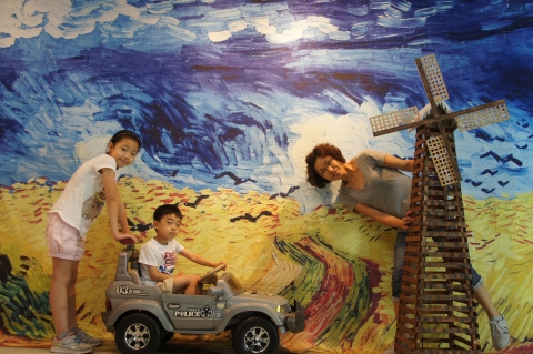 구미문화예술회관 제2전시실&#039;트릭포토미술관 인살파와 놀자展&#039;에서 고흐작&#039;까마귀가나는 밀밭&#039;에서 관람객이 포즈를취하고있다