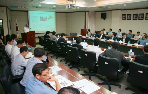 충남발전연구원과 일본 자치체학회가 공동으로 개최한 ‘지방분권․자치 실현 모색을 위한 한-일 공동심포지엄&#039; 모습