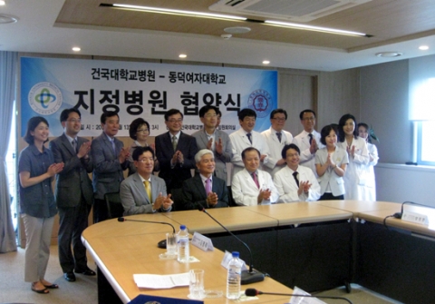 건국대학교병원(의료원장 양정현)과 동덕여대(총장 김영래)는 지난 13일 건국대병원 임원회의실에서 6년제 약학대학 실무실습 교육을 위한 지정병원 협약식을 갖고 교육·연구 분야에서 협력하기로 했다.