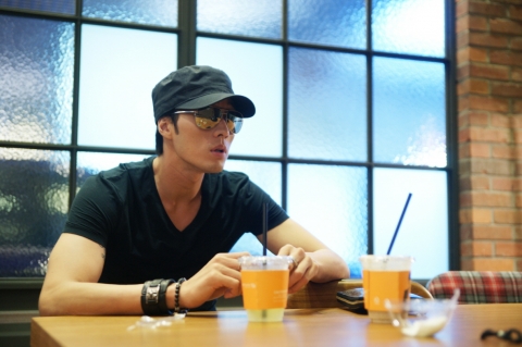 투썸(www.twosome.co.kr)의 운영사인 CJ푸드빌은 압구정51K점 오픈 1주년을 기념해 배우 소지섭이 직접 개발한 ‘소지섭 신(新)메뉴’를 전국 투썸 250여개 매장에 전격 출시한다고 16일 밝혔다.(사진 소지섭)