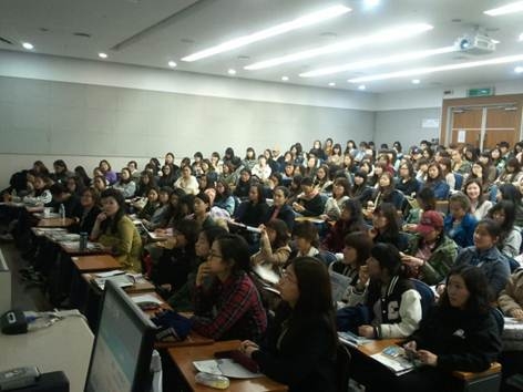 최근 이화여대에서 열린 "U30 금융권 취업특강 및 매경TEST 설명회"에 230여 명의 대학생이 몰려 강연을 듣고 있다.