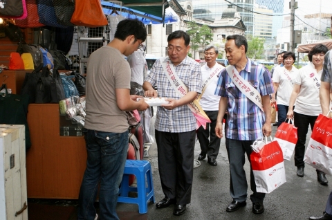 서울지방우정청은 남대문시장에서 절전캠페인을 펼쳤다.