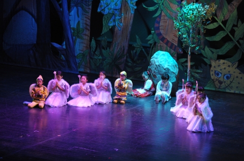 지난해 [어린이 오페라교실 2기] 수료생들이 대구오페라하우스 무대에서 공연을 하는 모습