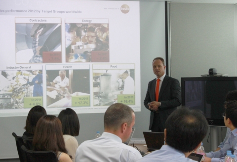 테스토 독일 본사의 마틴 빈크레 최고 경영자가 2012년 한국지사의 경영 전략을 발표하고 있다.