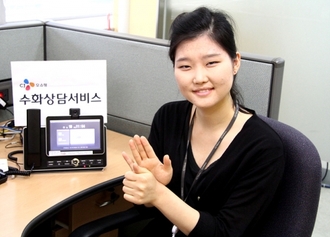 CJ오쇼핑(대표 이해선, www.CJmall.com)이 홈쇼핑을 비롯한 온라인 쇼핑몰 업계 최초로 수화(手話)상담 서비스를 실시한다.