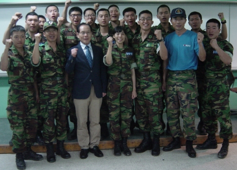 지난16일 설동근 총장이 동명대학교 ROTC 입영훈련장을 찾아 격려했다