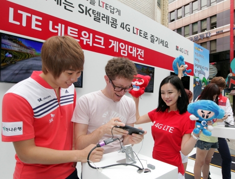 17일 중구 명동 예술극장 앞에서 SK텔레콤 4G LTE 게임대전에 참가한 외국인 관광객에게 SK텔레콤 T1 소속의 프로게이머가 '카트라이더 러쉬+' 게임 방법을