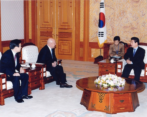 고 노무현 전대통령과 대담 중인 스티븐 코비 박사와 김경섭 한국리더십센터그룹 회장의 모습.