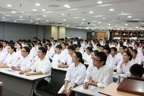 레이먼킴의 특강을 경청하고 있는 한국외식조리전문학교 재학생들.
