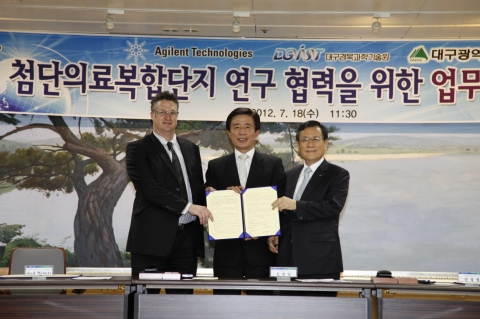 대구시 김범일 시장(가운데)과 애질런트테크놀로지스의 로드 미네트(Rod Minett) 한국, 남아시아 태평양 지역 총괄 책임자(좌), DGIST 신승철 총장(우)이 참가해 뇌대사체