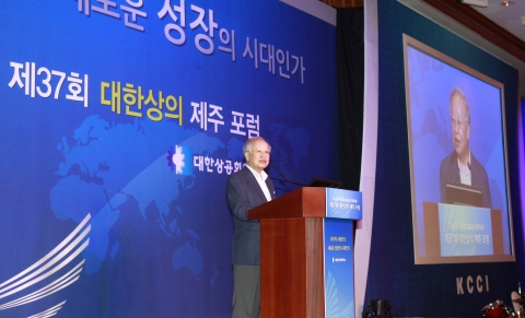 대한상공회의소(회장 손경식)가 18일 오후 제주 롯데호텔에서 개최한 ‘제37회 대한상의 제주포럼’에서 손경식 대한상의 회장이 기조강연을 하고 있다.