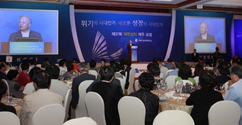 대한상공회의소(회장 손경식)가 18일 오후 제주 롯데호텔에서 개최한 ‘제37회 대한상의 제주포럼’에서 손경식 대한상의 회장이 기조강연을 하고 있다.
