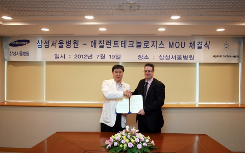 애질런트테크놀로지스의 로드 미네트(Rod Minett) 한국, 남아시아 태평양 지역 총괄 책임자(오른쪽)와 삼성서울병원 홍성화 연구부원장(왼쪽)이 참석해 진단검사와 유전학 분야의 MOU 연구협약서에 서명했다.