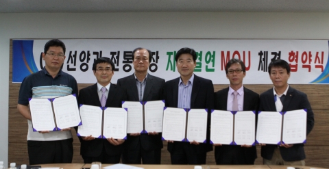 왼쪽부터 가수원상점가상인회 백경현회장, 문창전통시장상인회 이범식회장, 법동시장상인회 양차승회장, ㈜선양 박근태사장, 태평시장상인회 신동열 회장, 한민시장상인회 이상훈회장