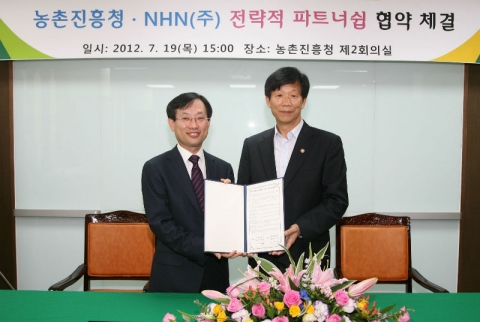 19일, 수원에 위치한 농촌진흥청에서 NHN 김상헌 대표(왼쪽)와 농촌진흥청 박현출 청장이 협약식을 체결하고 있다.