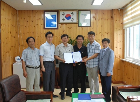 충남도농업기술원(원장 김영수)은 최고 품질의 구기자·맥문동을 생산하기 위하여 지난 13일 (주)한국인삼공사, 재배농업인, 구기자시험장 등 3자 기술지도 협약을 체결했다고 밝혔다.