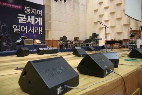 무대위에 설치된 CONA 모니터 스피커