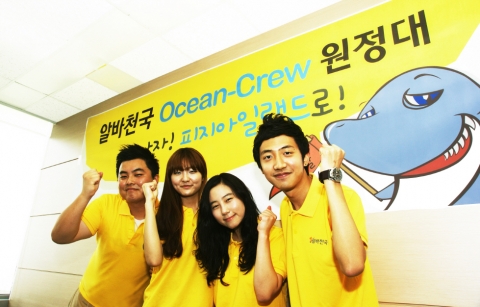 알바천국 역삼동 오피스에서 &#039;오션 크루(Nature Crew) 원정대’ 주인공 4명이 즐겁게 포즈를 취하고 있다. 왼쪽 위부터 최권일, 조혜민, 강다솜, 임태빈 군