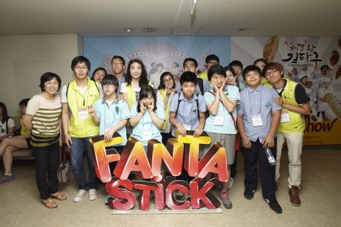 17일 "옆자리를 드립니다!"에 참여한 자원봉사자 및 참가자가 공연 관람전 기념사진촬영