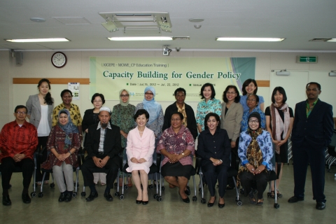 한국양성평등교육진흥원은 2012년 7월 16일(월)부터 인도네시아 팔루와 파푸아 지방 지자체 공무원을 초청하여 ‘여성정책역량강화’교육을 시작하여 7월 20일(금)에 마쳤다.