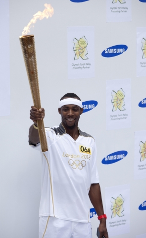 영국 삼성전자 올림픽 홍보대사인 필립스 이도우(Phillips Idowu, 세단뛰기 영국 국가대표)가 런던 스트라트포드(London, Stratford) 웨스트필드(Westfiel
