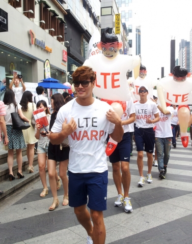 KT는 7월 21일과 22일 양일간 서울 주요 도심에서 LTE 풍선을 매단 'WARP 러닝맨'들이 거리를 달리는 이색 이벤트를 가지면서 LTE는 절대 LTE WA