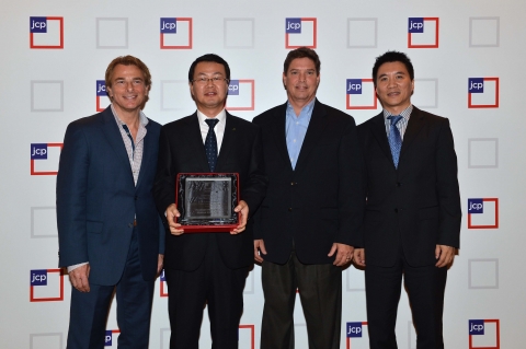 현대상선이 미 JC페니사로부터 2012년 ‘International Supply Chain Provider(국제 물류 공급망)’ 상을 수상했다. (최순규 현대상선 중국본부장(왼쪽 2번째), 켄 만곤(Mr. Ken Mangone) 미 JC페니사 부사장(왼쪽 1번째))