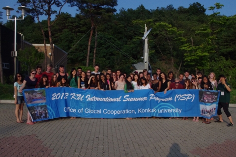 건국대는 지난 16일부터 8월10일까지 유럽과 미국, 중국 등 해외 자매결연 대학 외국인 학생들을 대상으로 한국과 한국문화를 체험하면서 다양한 전공과목을 이수할 수 있는 국제하계프