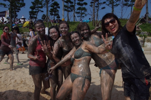 건국대 2012 국제하계프로그램(ISP:International Summer Program)에 참가중인 외국인 학생 70여명이 지난 21일 문화탐방의 하나로 충남 대천해수욕장 머드