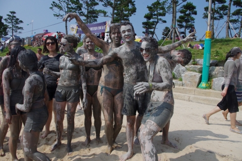건국대 2012 국제하계프로그램(ISP:International Summer Program)에 참가중인 외국인 학생 70여명이 지난 21일 문화탐방의 하나로 충남 대천해수욕장 머드