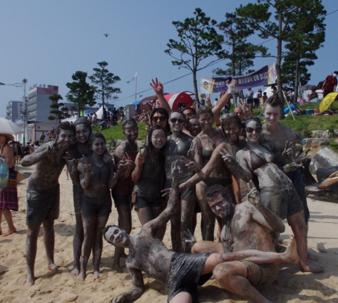 건국대 2012 국제하계프로그램(ISP:International Summer Program)에 참가중인 외국인 학생 70여명이 지난 21일 문화탐방의 하나로 충남 대천해수욕장 머드