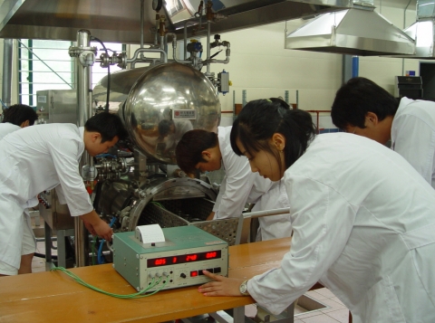 군산대학교가 지식경제부의 “2012 에너지인력양성사업”에 선정되어 2012년 7월부터 2017년 6월까지 5년간 31억 6천만원(국비 22억 6000만원, 민간부담금 9억)을 지원받게 되었다.