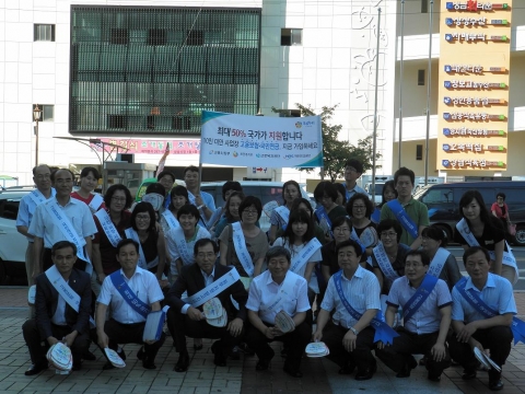 창원시는 24일 상가밀집지역인 성산구 상남상업지역에서 부산지방고용노동청 창원지청, 근로복지공단 창원지사, 국민연금공단 창원지사와 함께 소규모사업장 저임금 근로자의 ‘사회보험 가입 지원사업’ 가두 캠페인을 실시했다.