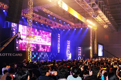 롯데카드가 지난 4월 진행한, &#039;뮤직으로 무브(MOOV) in 광주&#039; 콘서트에서 초청된 회원들이 인기가수의 공연을 관람하고 있다.