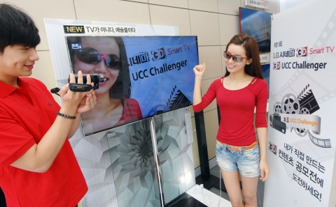 LG전자가 3D 콘텐츠 본격 확산을 위해 국내 최초의 3D UCC 공모전인 '제1회 LG 시네마3D 스마트TV UCC Challenger'을 25일부터 오는 9월까지 진행한다. 이번 행사는 1등 상금 1,000만원을 포함해 푸짐한 상금 및 상품이 주어지는 대형 3D 이벤트다. LG전자 모델들이 3D 캠코더로 '제1회 LG 시네마3D 스마트TV UCC Challenger'를 소개하고 있다.