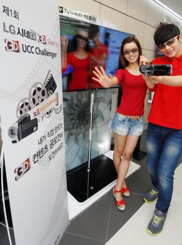 LG전자가 3D 콘텐츠 본격 확산을 위해 국내 최초의 3D UCC 공모전인 &#039;제1회 LG 시네마3D 스마트TV UCC Challenger&#039;을 25일부터 오는 9월까지 진행한다. 이번 행사는 1등 상금 1,000만원을 포함해 푸짐한 상금 및 상품이 주어지는 대형 3D 이벤트다. LG전자 모델들이 3D 캠코더로 &#039;제1회 LG 시네마3D 스마트TV UCC Challenger&#039;를 소개하고 있다.
