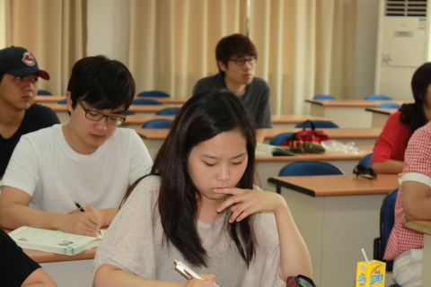 건국대는 하계방학을 맞아 교육과학기술부에서 지원하는 교육역량강화사업의 일환으로 운영되는 ‘아시안 리더스 프로그램(Asian Leaders Program)’에 재학생 59명을 선발하여 7월 2일부터 8월 10일까지 6주간 중국 상해 재경대학에 파견했다고 밝혔다.