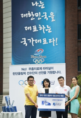 한국노바티스 일반의약품 사업부 유수연 대표(왼쪽에서 두번째)와 대한체육회 올림픽선수단 훈련기획팀 관계자들의 라미실 전달식 모습