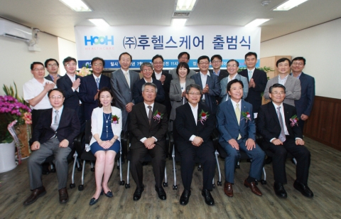 KT는 연세대학교의료원과 손잡고 의료-ICT 융합 사업 전문 합작회사 ‘후헬스케어(H∞H Healthcare)’를 출범했다. 사진은 행사에 참석한 관계자들이 기념 사진을 찍는 모습. 앞줄 왼쪽부터 연세의료원 윤주헌 의과대학장, (주)연세기술지주 박태선 대표이사, 연세의료원 이철 의료원장, (주)후헬스케어 신규호 대표이사, KT G&E부문장 이상훈 사장, KT 종합기술원장 홍원기 부사장