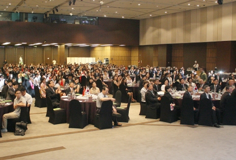 여성가족부와 한국청소년단체협의회가 개최한 2012 한중일 청소년우호의 만남 행사와 한중일 청소년 미래포럼 행사의 개회식이 7.25일 오후5시반 63빌딩 컨벤션센터에서 열린가운데에서 참가자들이 축하공연을 보며 박수를 치고 있다.