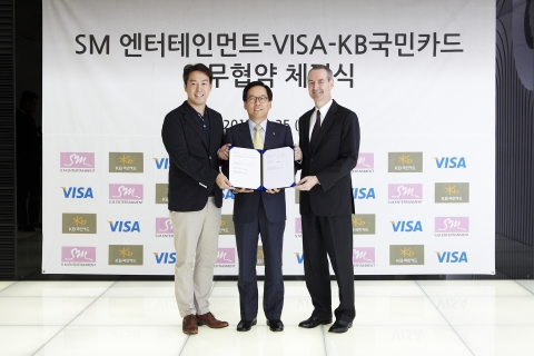 최기의 KB국민카드 사장(오른쪽 두번쨰), 김영민 SM엔터테인먼트 사장(오른쪽 세번째), 제임스 딕슨 비자코리아 사장(오른쪽 첫번째)이 업무 제휴 협약식을 마치고 기념촬영을 하고 