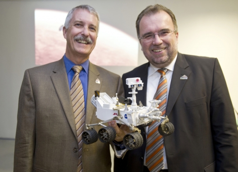 NASA 화성 탐사 프로그램 총괄 더그 맥퀴스천(좌), 지멘스 이사회 멤버 겸 인더스트리 섹터((Industry Sector) CEO 지크프리트 루쓰부름(우)