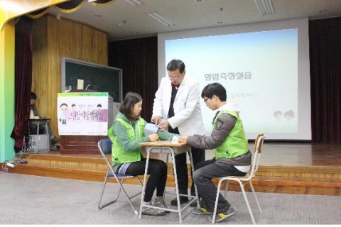 메딕스카우트 예비의료인 학교에서 실습을 하는 모습