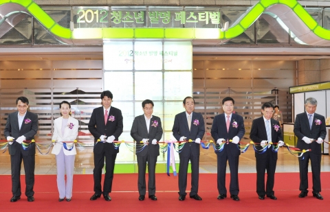 7월 26일 삼성전자와 특허청이 공동으로 진행하는 &#039;대한민국 학생 창의력 챔피언 대회&#039; 개막식이 서울 삼성동 코엑스에서 실시되었다.(왼쪽 세번째부터 한광섭 삼성전자 커뮤니케이션팀 전무, 김호원 특허청장, 윤종용 국가지식재산위원회 위원장, 김광림 한국발명진흥회 회장)